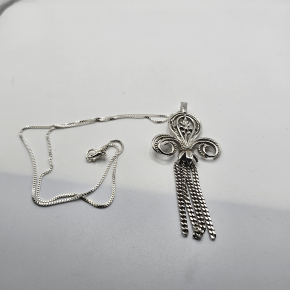 Vintage Sarah Coventry Fleur De Lis Silvertone Tassel Pendant Necklace 18" Chain - Picture 4 of 4